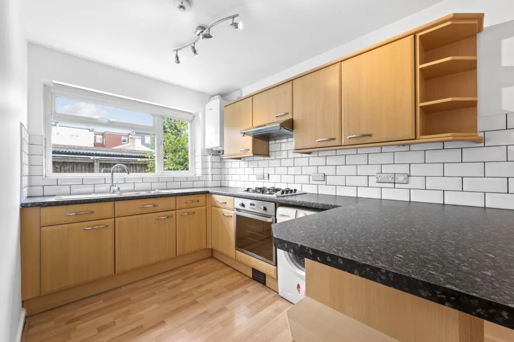 Apartment for Rent in Raynes Park, London