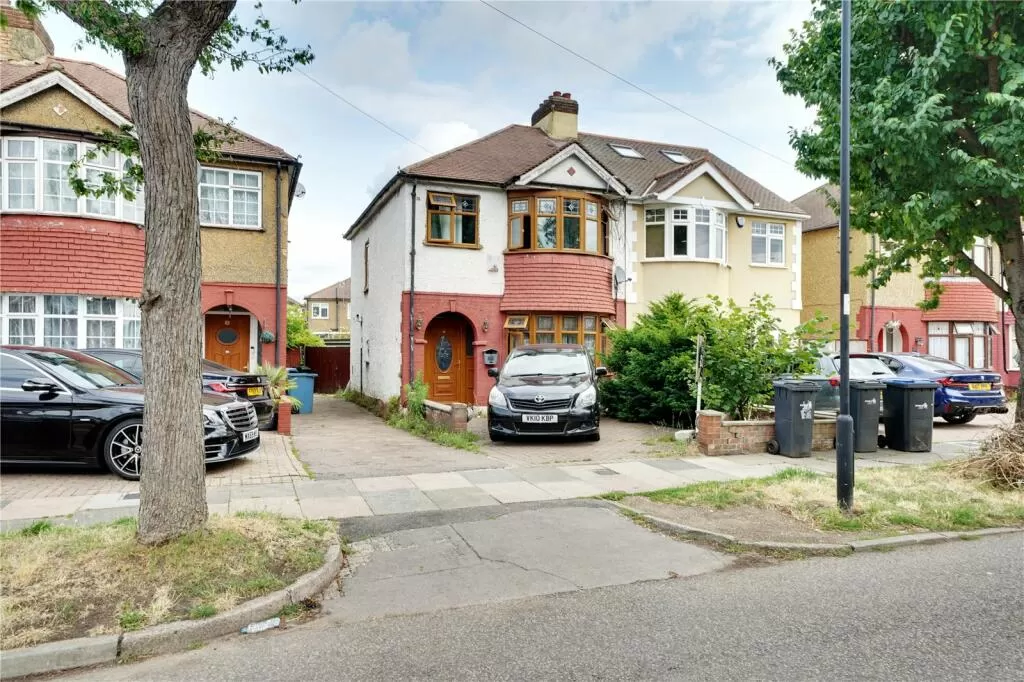 Three Bedroom Apartment for Sale in Brimsdown, London