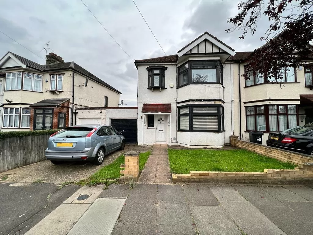 House for Sale in Glebelands Avenue, Ilford, East London